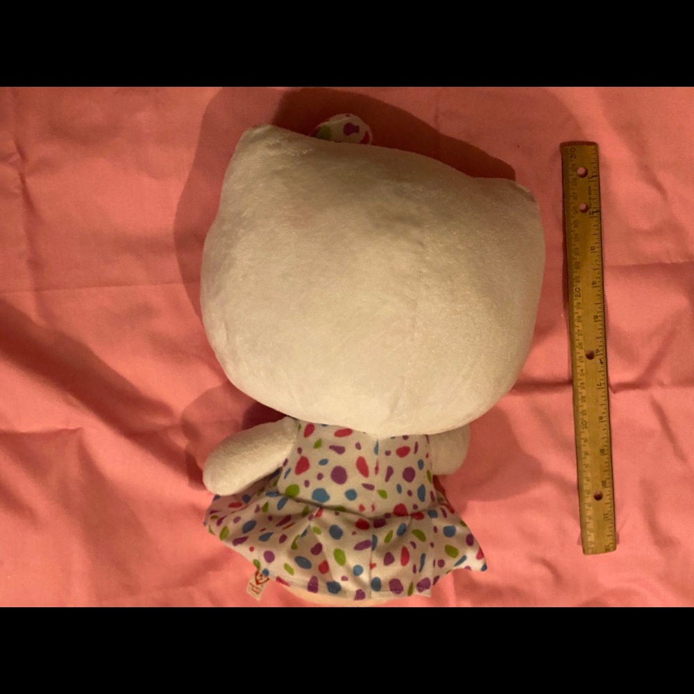 Hello kitty plushy - Picture 5 of 5
